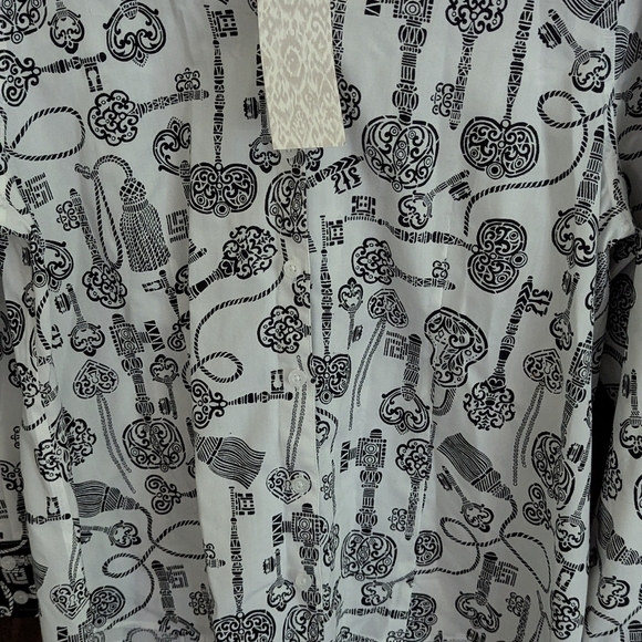 New With Tags Chico's No Iron Cotton Keys Print Black & White Button Down Shirt - Picture 3 of 7